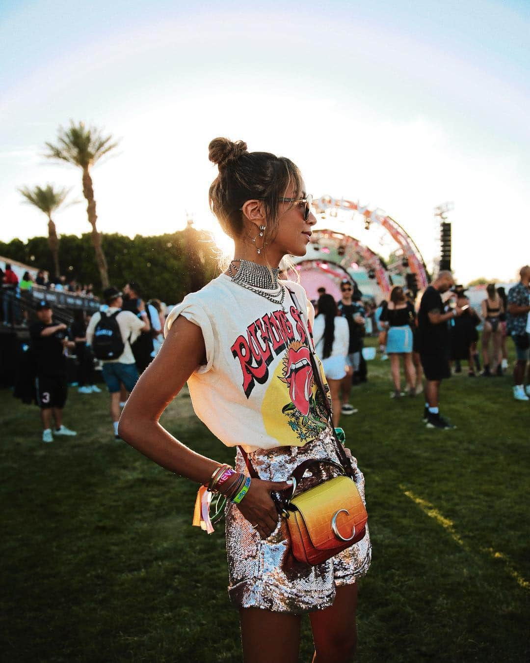 ジュリー・サリニャーナさんのインスタグラム写真 - (ジュリー・サリニャーナInstagram)「Cool girl in top knot x sequins. 🌈 • sorry for the late festival photos, still have more to post!」4月18日 4時18分 - sincerelyjules