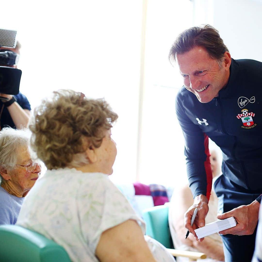 サウサンプトンFCさんのインスタグラム写真 - (サウサンプトンFCInstagram)「A day of so many smiles and surprises for both young and old on our visit to Southampton General Hospital today! ♥️ #SaintsFC | #WeMarchOn」4月18日 4時28分 - southamptonfc