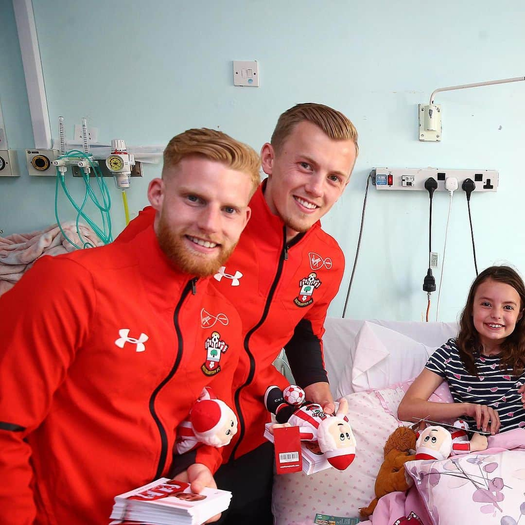 サウサンプトンFCさんのインスタグラム写真 - (サウサンプトンFCInstagram)「A day of so many smiles and surprises for both young and old on our visit to Southampton General Hospital today! ♥️ #SaintsFC | #WeMarchOn」4月18日 4時28分 - southamptonfc