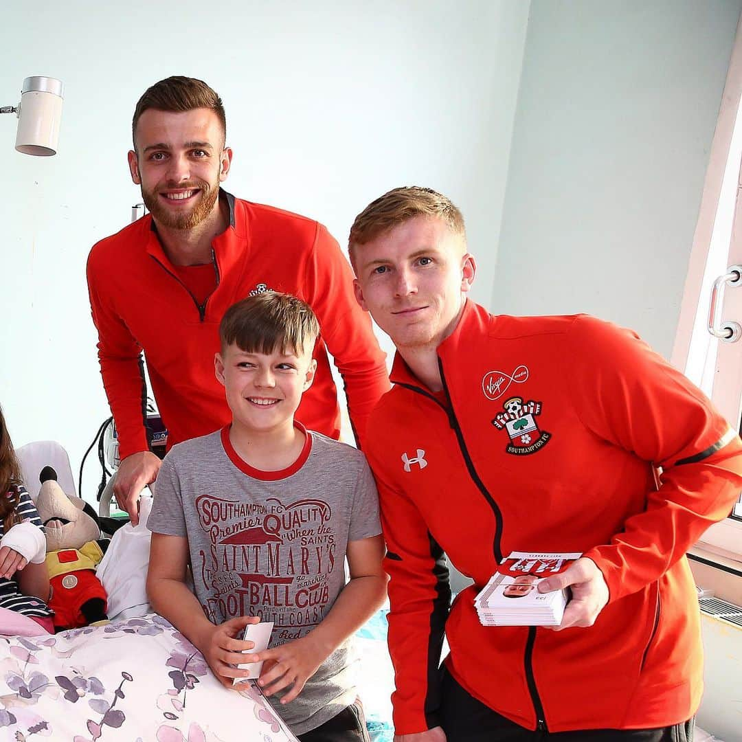 サウサンプトンFCさんのインスタグラム写真 - (サウサンプトンFCInstagram)「A day of so many smiles and surprises for both young and old on our visit to Southampton General Hospital today! ♥️ #SaintsFC | #WeMarchOn」4月18日 4時28分 - southamptonfc