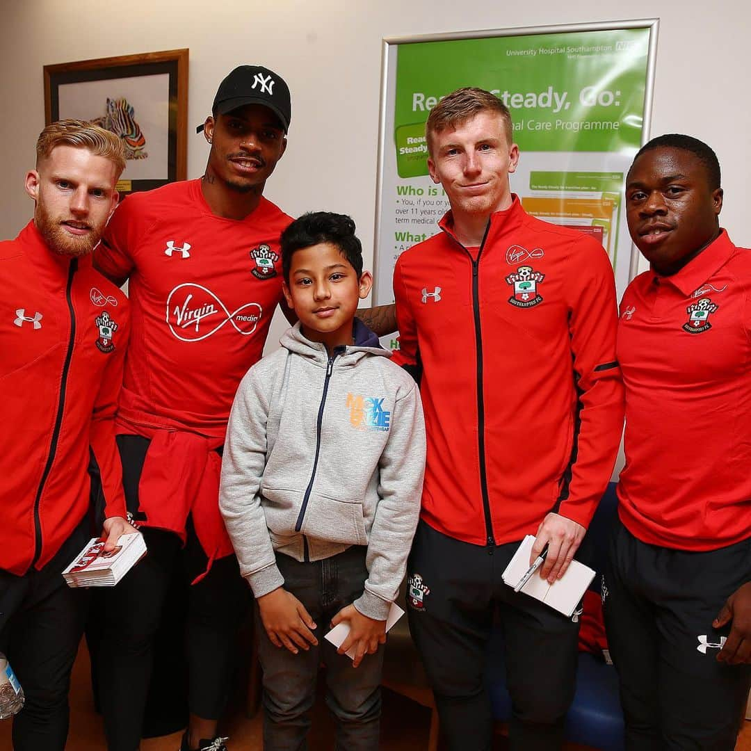 サウサンプトンFCさんのインスタグラム写真 - (サウサンプトンFCInstagram)「A day of so many smiles and surprises for both young and old on our visit to Southampton General Hospital today! ♥️ #SaintsFC | #WeMarchOn」4月18日 4時28分 - southamptonfc