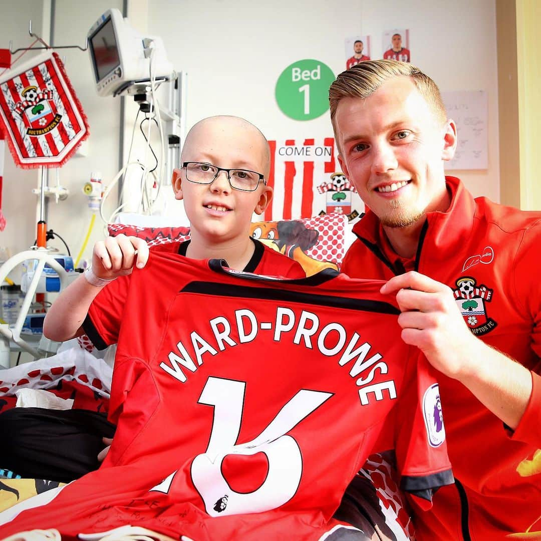 サウサンプトンFCさんのインスタグラム写真 - (サウサンプトンFCInstagram)「A day of so many smiles and surprises for both young and old on our visit to Southampton General Hospital today! ♥️ #SaintsFC | #WeMarchOn」4月18日 4時28分 - southamptonfc