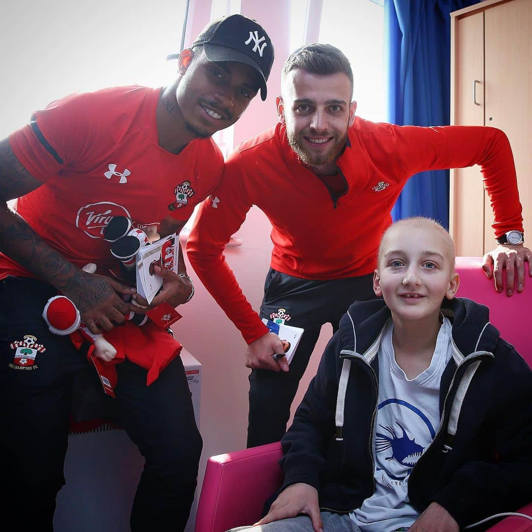 サウサンプトンFCさんのインスタグラム写真 - (サウサンプトンFCInstagram)「A day of so many smiles and surprises for both young and old on our visit to Southampton General Hospital today! ♥️ #SaintsFC | #WeMarchOn」4月18日 4時28分 - southamptonfc