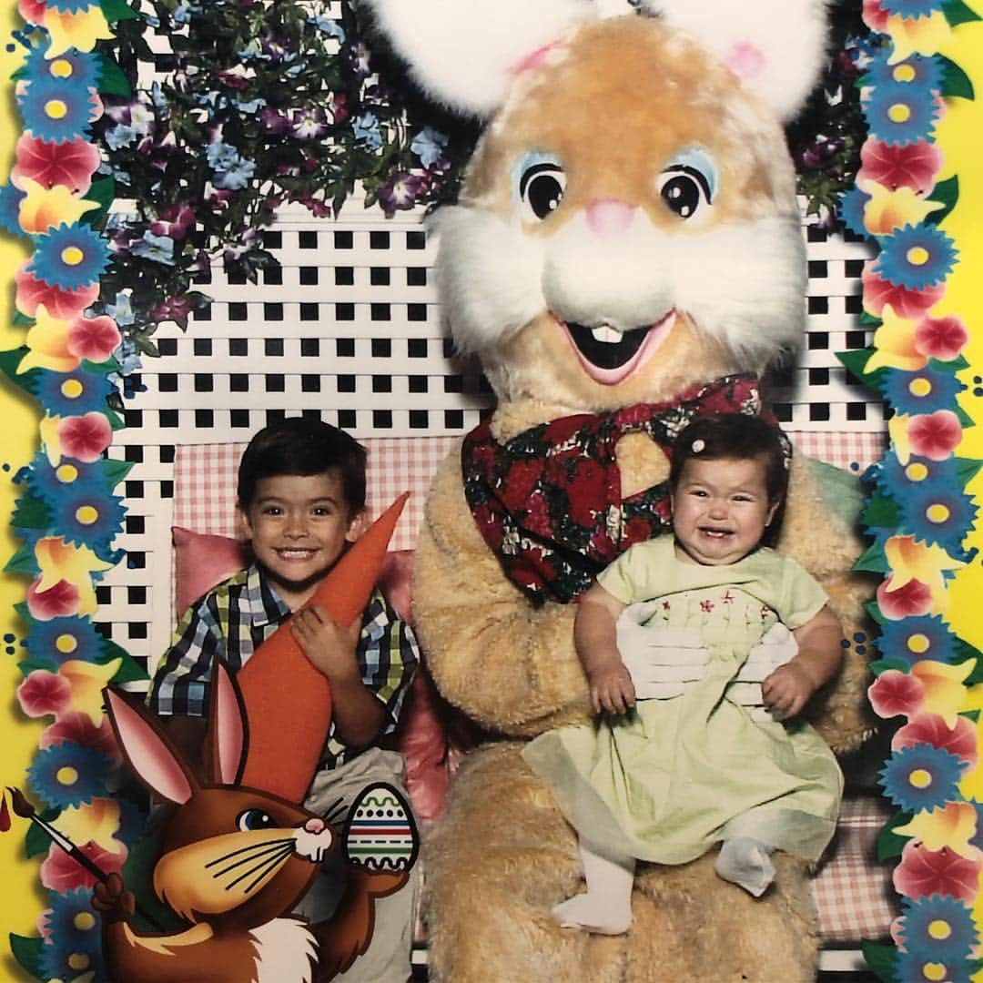 ケリー・リッパさんのインスタグラム写真 - (ケリー・リッパInstagram)「Couldn’t wait til Thursday to throw back to Easter Bunny 2002. I showed you mine. You show me yours. Go to KellyandRyan.com to send Buntastic pics. 🐰🐇🐣🐥」4月18日 4時38分 - kellyripa