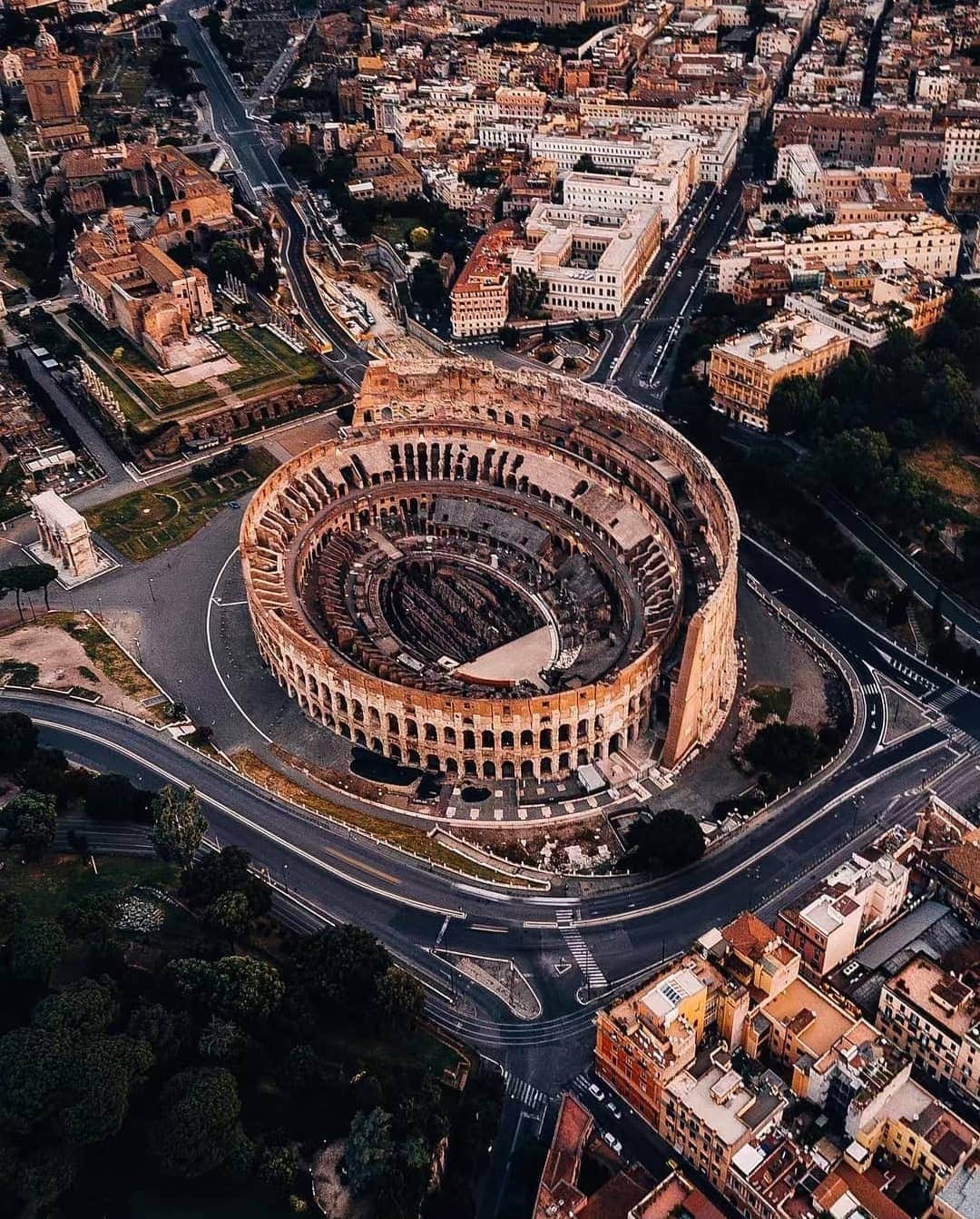 Instagramersさんのインスタグラム写真 - (InstagramersInstagram)「Aereal view from the Coliseum in Roma by @bemorephotos at @igersroma thank you for share your pictures at all our #igers communities #igersRoma」4月18日 4時38分 - igers