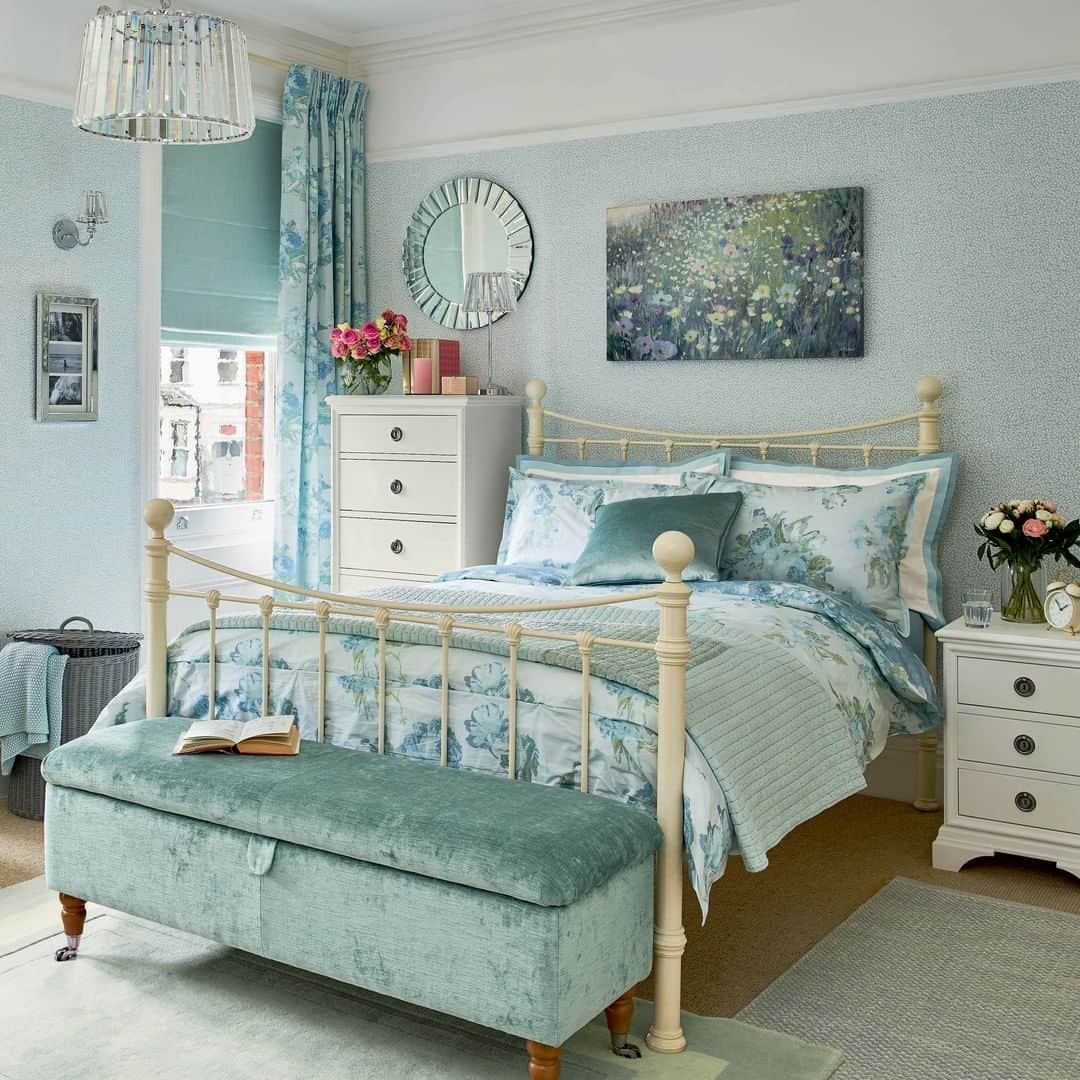 ローラアシュレイのインスタグラム：「Hit snooze in style and enjoy an extra 20% off all home sale today 💤」