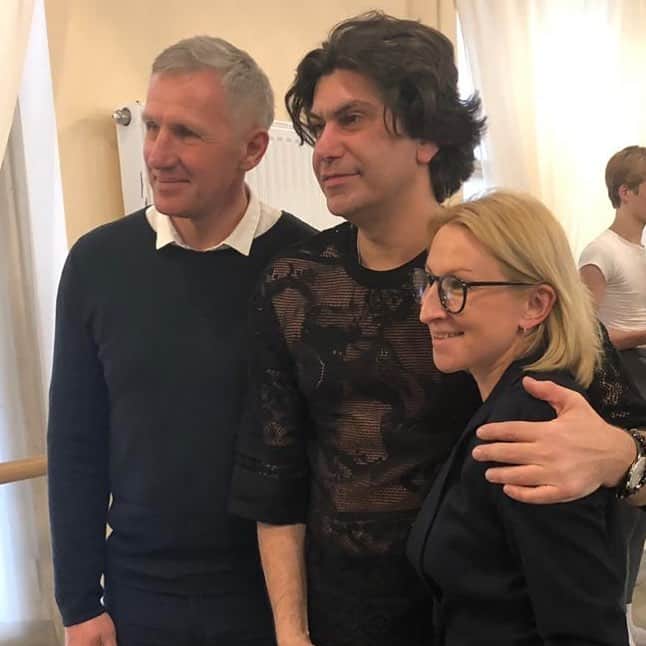 オクサナ・カザコワのインスタグラム：「Сегодня  присутствовали на Государственном экзамене в академии А.Я.Вагановой. Выпускался класс Николая Цискаридзе! Это было очень вдохновенно, технически очень сложно. Мы получили огромное наслаждение и большой опыт! Спасибо большое Николай, за тот труд который ты вкладываешь в учеников и в развитие балета!👏👏👏💐💐💐」