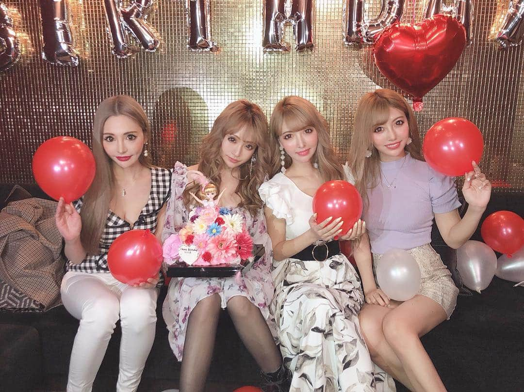 吉川ちかさんのインスタグラム写真 - (吉川ちかInstagram)「今日はりなちゃんの 誕生日会を みんなでしたよん🥺💓 サプライズ成功した〜✊ . 喜んでくれて良かったぁ りなちゃん おめでとうございます😖💕 これからもだいすきっ👍 . #誕生日会#誕生日#サプライズ#おめでとうございます#happybirthday #happy#楽しかった」4月18日 4時46分 - yoshikawachika_1116