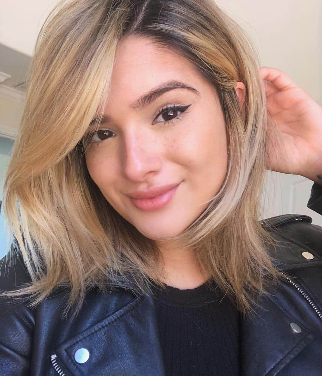 チャチー・ゴンザレスのインスタグラム：「The short hair and no foundation is backkkk. Excited to see my little frecks making a cameo too...almosttt ready for Coachella weekend.」