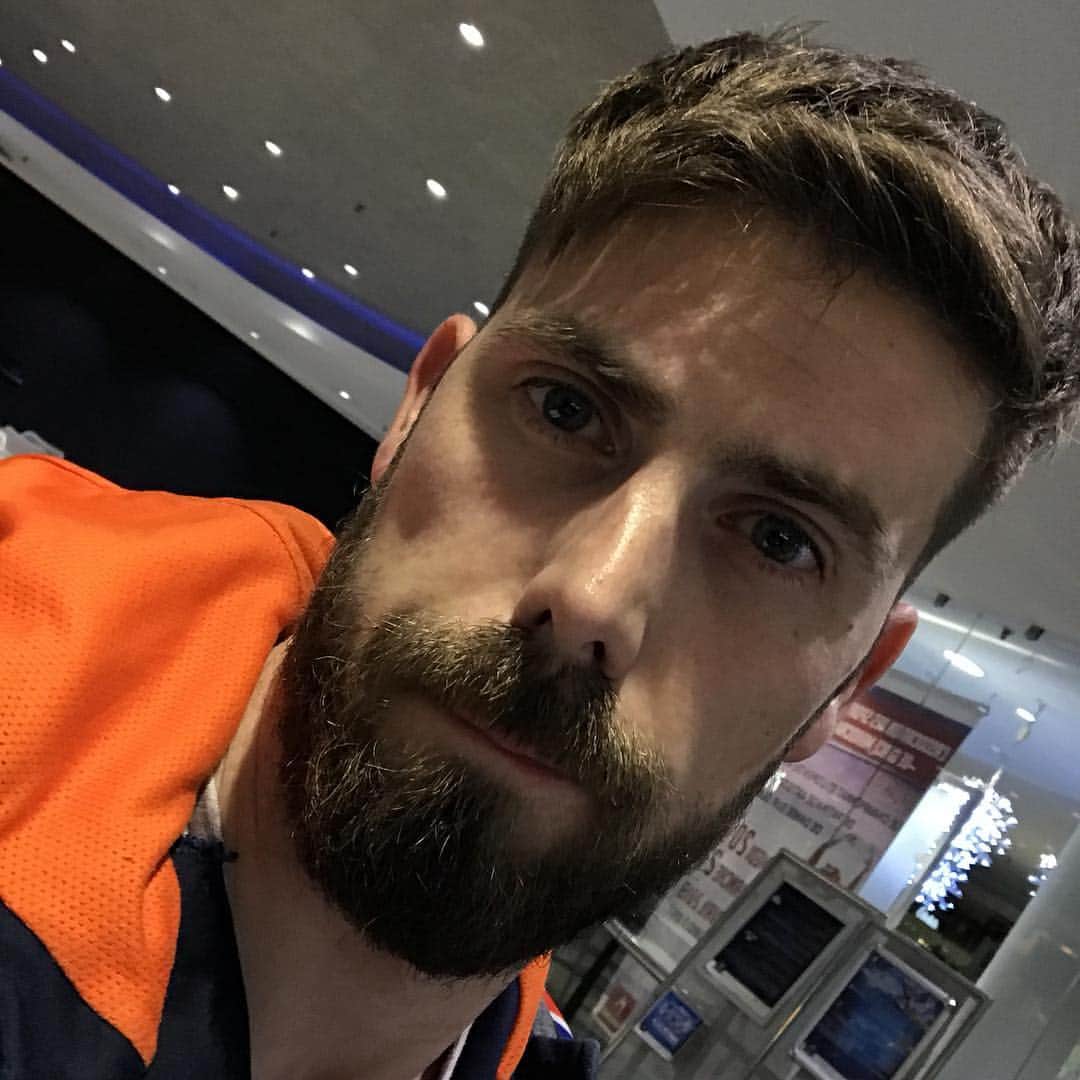 ニール・ブラウンのインスタグラム：「Step 1: work 👊  Step 2: inspire ✅  Step 3: take a selfie looking really tired 😴  #instamood #instapic #instamoment #picoftheday #tired #beard #coach #coachinglife #morocco #traveler #icedancer #readyforbed #instagay #gay #followme #instafollow #work」