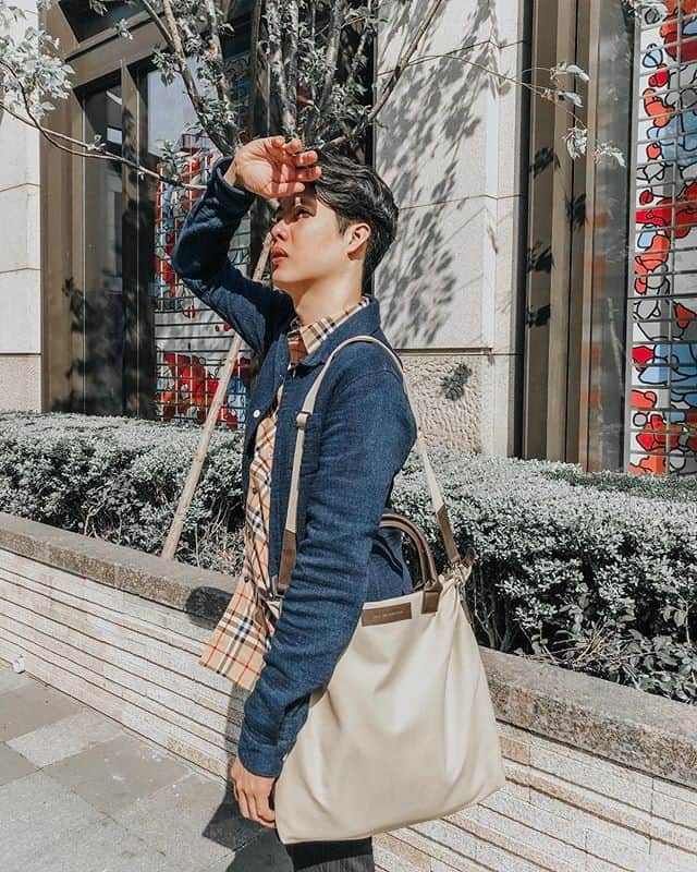 ウォントのインスタグラム：「Our tried & true O'Hare tote in Shanghai via @tree_montreepr ☀ Designed for travels and daily commutes, our tote is the perfect solution for everyone, every day. — #wantlesessentiels #travel #shanghai #china #photography」