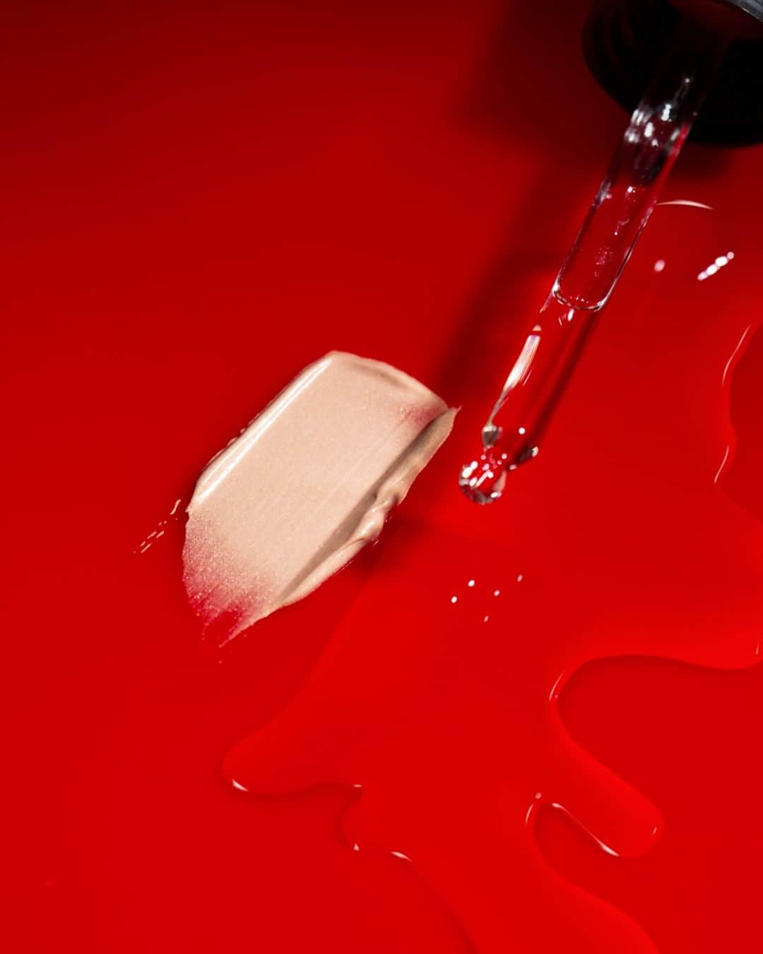 Smashboxのインスタグラム：「There's no one way to prime. Even Skintone Primer + Primer Oil will give you that even all over glow you crave.💦 #CrueltyFree #SmashboxPrimer」