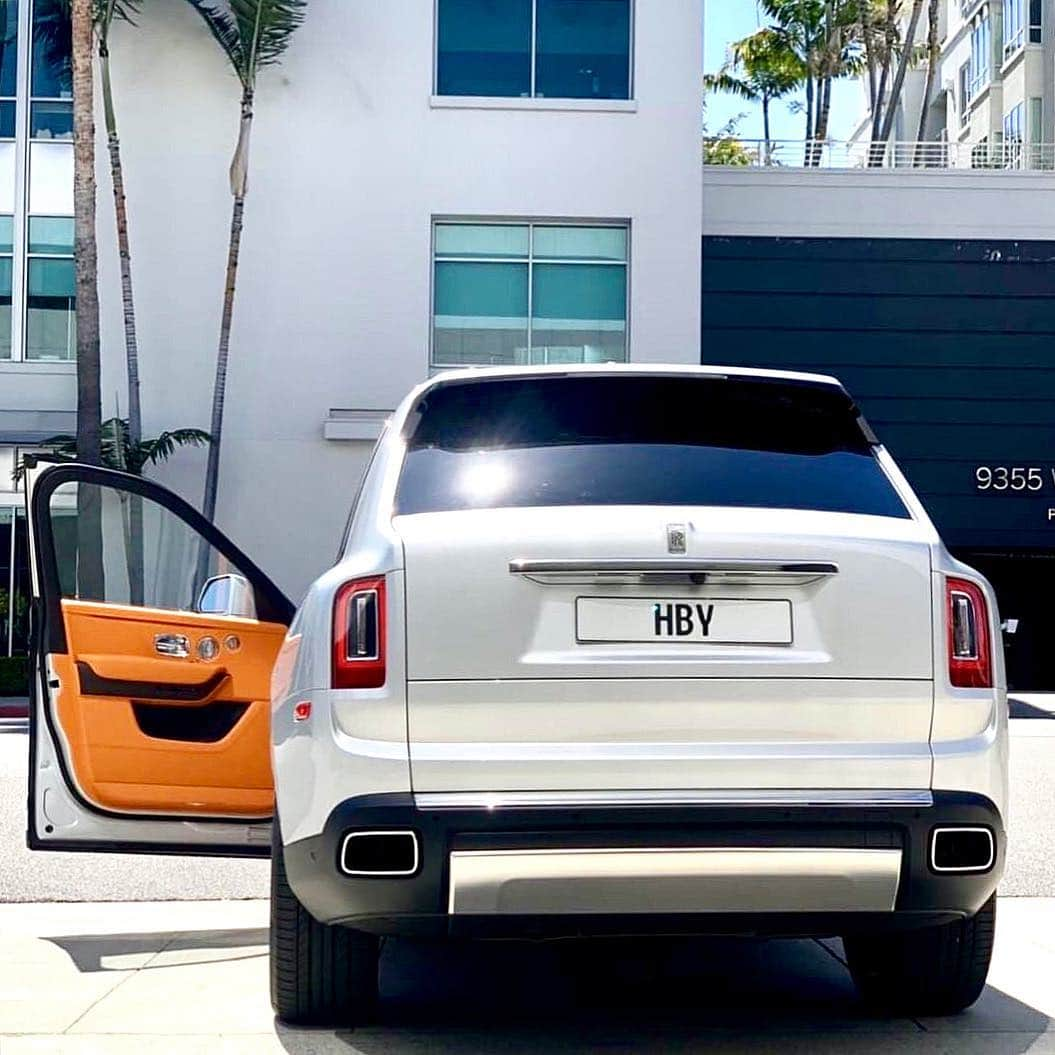 Dirk A. Productionsさんのインスタグラム写真 - (Dirk A. ProductionsInstagram)「Forgot to take Vitamin C today? No problem! Hop in this special ordered Rolls Royce Cullinan with a Hermès Orange interior and that’ll complete your Vitamin C intake for the day ☀️🍊🌴 @aljaberhamad @the_top_exotics @dirkap #RollsRoyce #Cullinan #Hermes #HermesInterior #HermesOrange」4月18日 4時55分 - supercarfocusdotcom