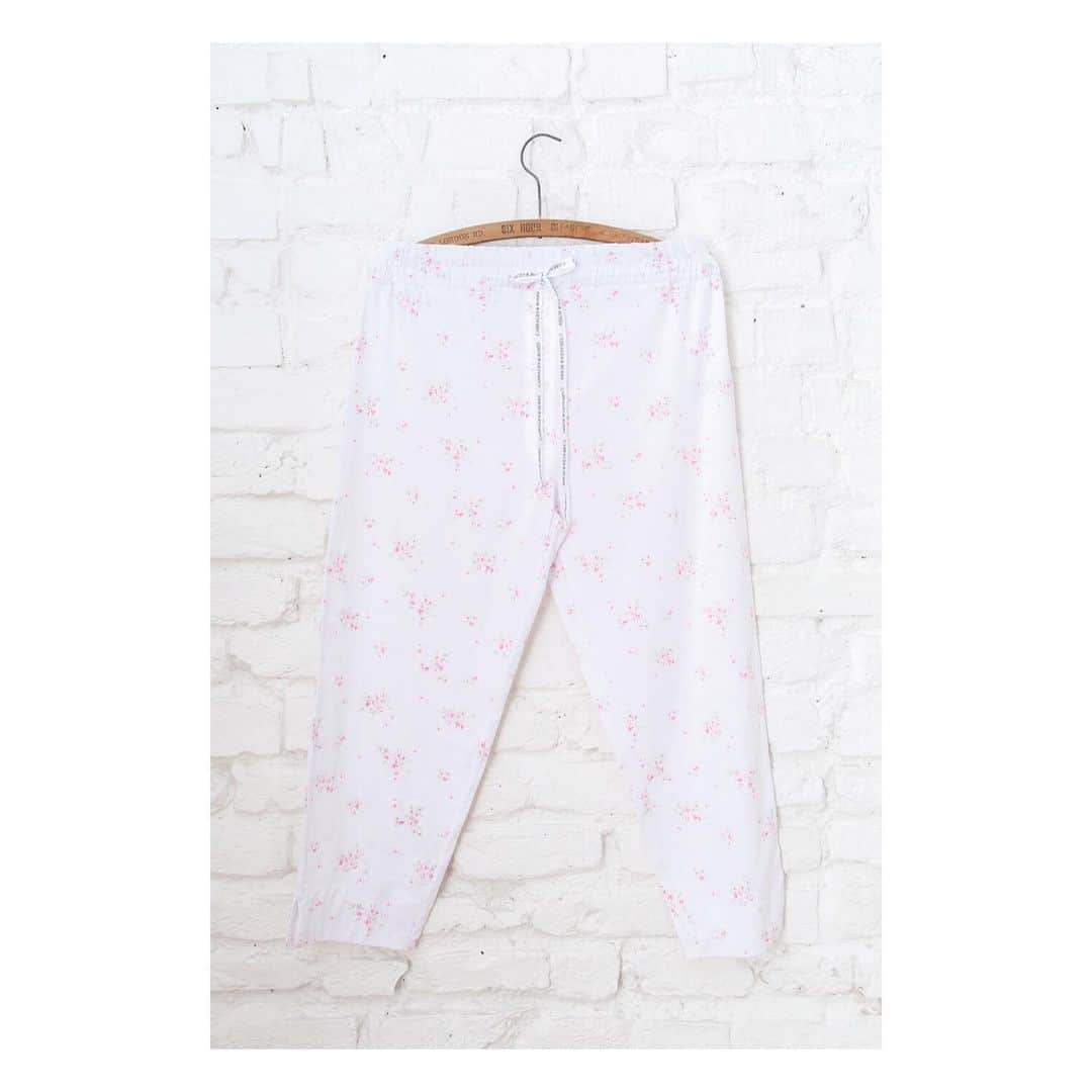 キャベジズ&ローゼズさんのインスタグラム写真 - (キャベジズ&ローゼズInstagram)「If you missed it the first time around, the Terry Trousers in Rosabelle by @officialshabbychic are back in stock 👇Tap to shop now as supply is limited👇#happiestcollaborationonearth #backinstock #limitededition #organiccotton #floraltrousers #organicjersey #shabbychicliving #shabbylovescabbagesandroses #ecofashiondesigner #cabbagesandroses #cabbagesandrosesfashion @christina_strutt @cabbagesandroses_shop」4月18日 5時09分 - cabbages_and_roses