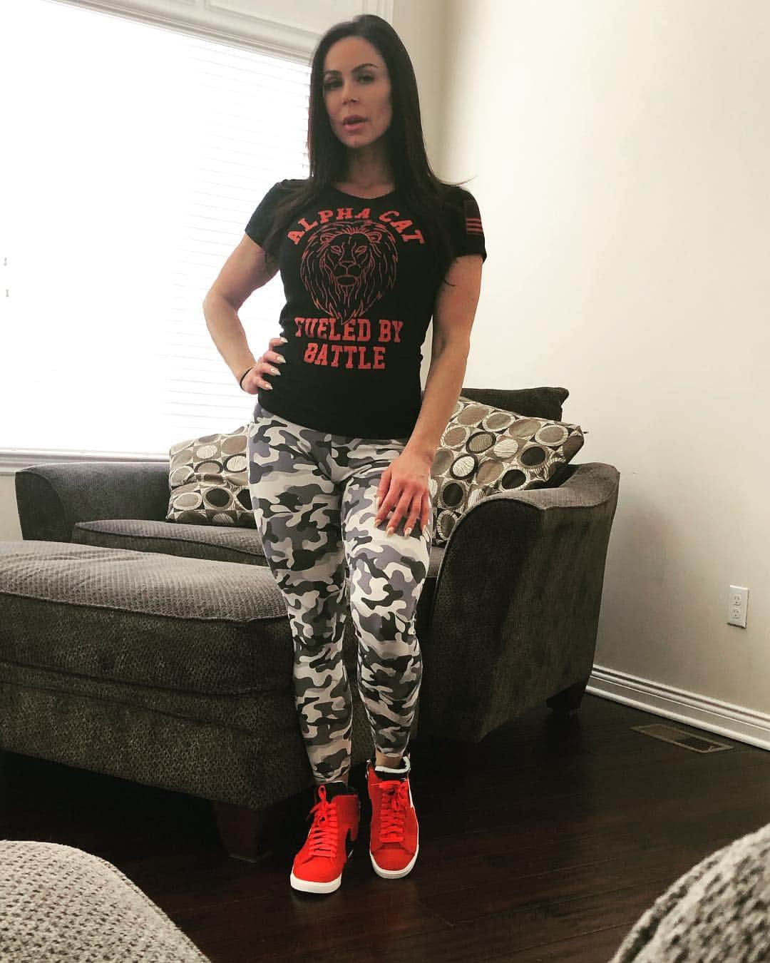 Kendra Lustさんのインスタグラム写真 - (Kendra LustInstagram)「Rocking my @alphacatzingano shirt #helptheanimals #mma #sexy #LustArmy」4月18日 5時26分 - kendralust