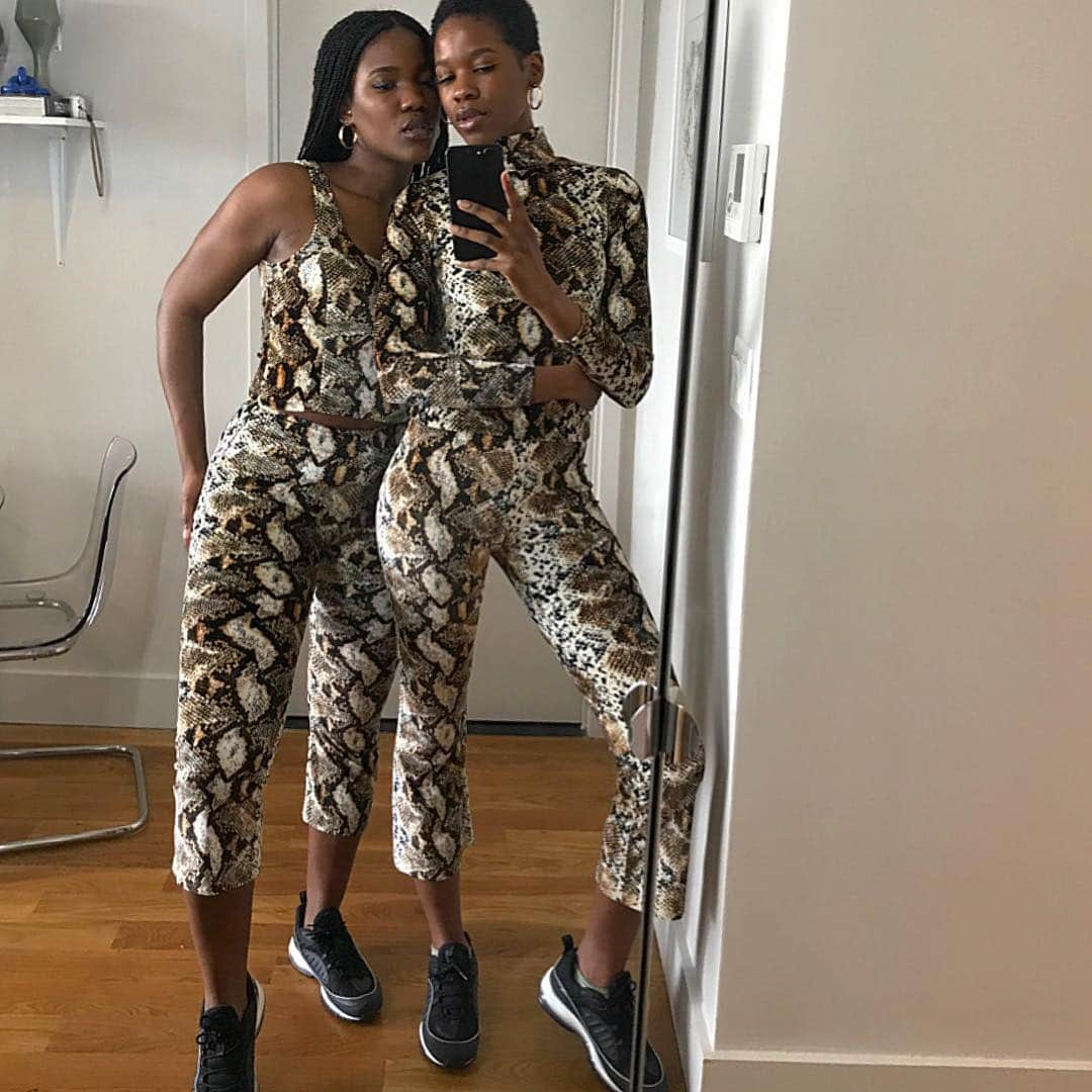 オープニングセレモニーさんのインスタグラム写真 - (オープニングセレモニーInstagram)「Our fav sisters, @SeunOlukanni and @KemiOlukanni, in the fresh Callipygian delivery and restock 🐍 Shop online and in stores now.」4月18日 5時33分 - openingceremony