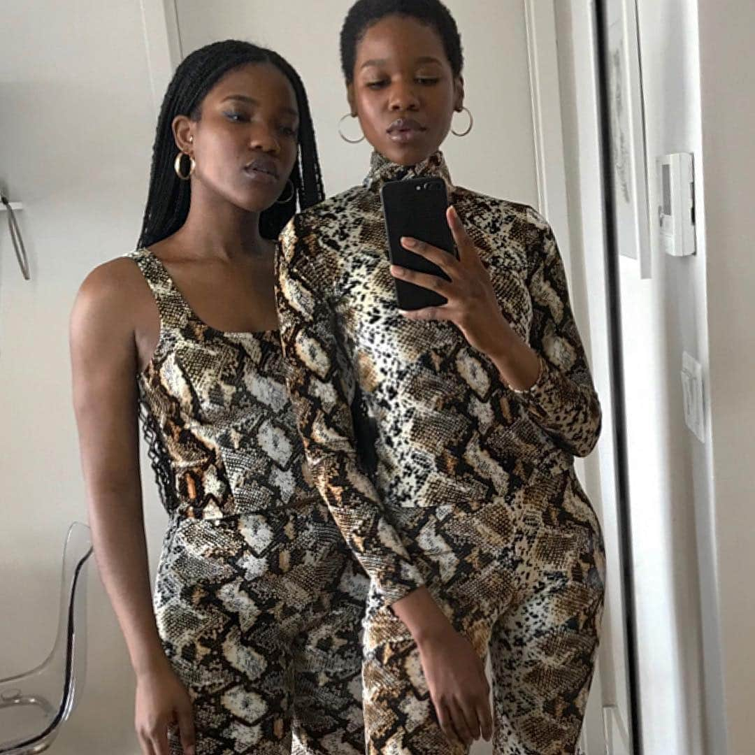 オープニングセレモニーさんのインスタグラム写真 - (オープニングセレモニーInstagram)「Our fav sisters, @SeunOlukanni and @KemiOlukanni, in the fresh Callipygian delivery and restock 🐍 Shop online and in stores now.」4月18日 5時33分 - openingceremony