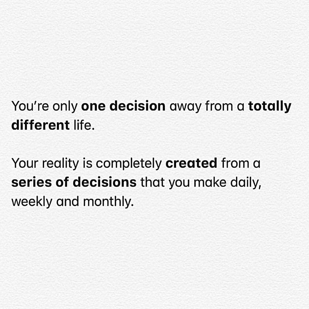 レイシー・バンハードさんのインスタグラム写真 - (レイシー・バンハードInstagram)「✨4 ways to change your mindset✨  I’ve seen so much lately online about suicide, anxiety, depression. I’ve also experienced it with people around me and myself. 💗  I used to stay in this state for months at a time with no idea how to get out of it. The constant chase for happiness is exhausting!  So I’m going to give you some tips I use now to get myself out of that pattern if it ever creeps back up on me. ✨ Write a list of what is bothering you, one step further is to actually tell someone what is bothering you right now. You’ll feel an instant sense of relief and realisation that your situation isn’t as bad as it was in your head. ✨Now write down what you can do to change each part, or if you can’t change the situation. Change your thoughts around it. For instance if you’re telling yourself you hate your job turn it around as soon as you think it to ‘I love my job’ this takes a lot of practise but your mind cannot differentiate a lie from the truth so whatever you tell it, it soon believes. ✨Write a list of gratitude in a journal every day, minimum 5 if you can’t think of 5 do 10. Really think of the things you’re grateful for but don’t recognise, then explain why you are grateful for it so you can relive that feeling. Yesterday mine was that I am a mum, I feel grateful whenever she looks at me but I don’t tend to say it a lot. There are so many small things we can all be grateful for in life that we constantly miss in our daily life. ✨ Lastly listen to a positive audio/podcast/mediation everyday. It could be motivation, it could be something you want to learn more about, it could be something to do with your passion just something that uplifts you and makes you feel positive. NO soaps/TV dramas ❌ NO news ❌  Remember it’s a decision you make not a situation you create.  Love Lacey. Xo」4月18日 5時36分 - lacey_shameela