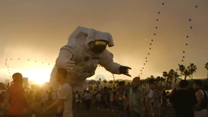 コーチェラのインスタグラム：「@poetickinetics has brought an old friend back to the polo fields 👩‍🚀 See how they built their latest creation on Coachella Curated this weekend on yt.be/coachella」