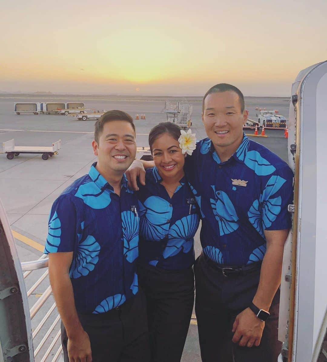 ハワイアン航空さんのインスタグラム写真 - (ハワイアン航空Instagram)「"This is why I love my job. When work doesn't feel like work because you're with your braddahs (friends)." -  Flight Attendant @kalikolee 🌺✈️ #PualaniProud」4月18日 6時04分 - hawaiianairlines