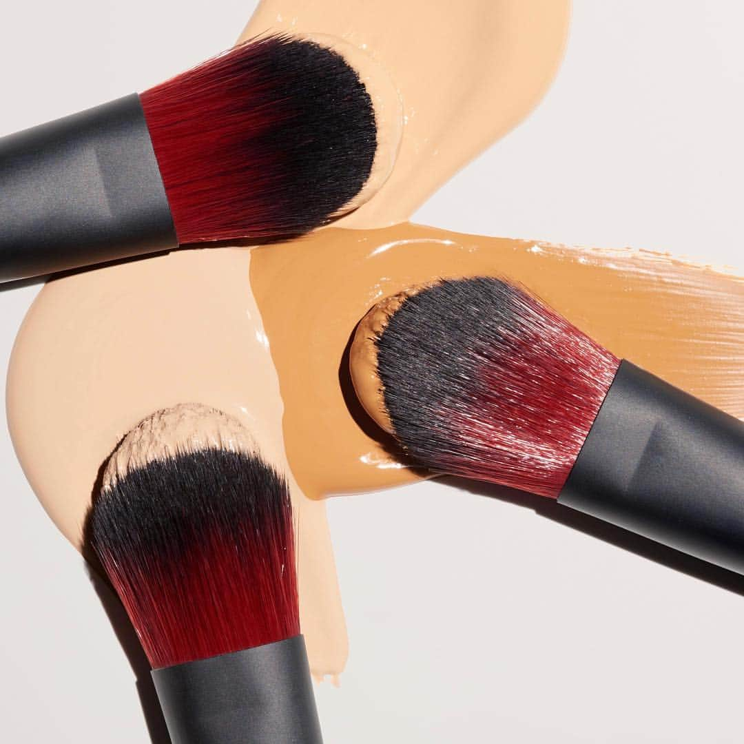 Revlonさんのインスタグラム写真 - (RevlonInstagram)「Do you apply #foundation with a brush, sponge, or your hand? Let us know 👇  For even, quick applications — our Foundation Brush is perfect. Stay tuned for updates to be first to shop❗️ #comingsoon  #RevlonBeautyTools #liquidfoundation」4月18日 5時59分 - revlon