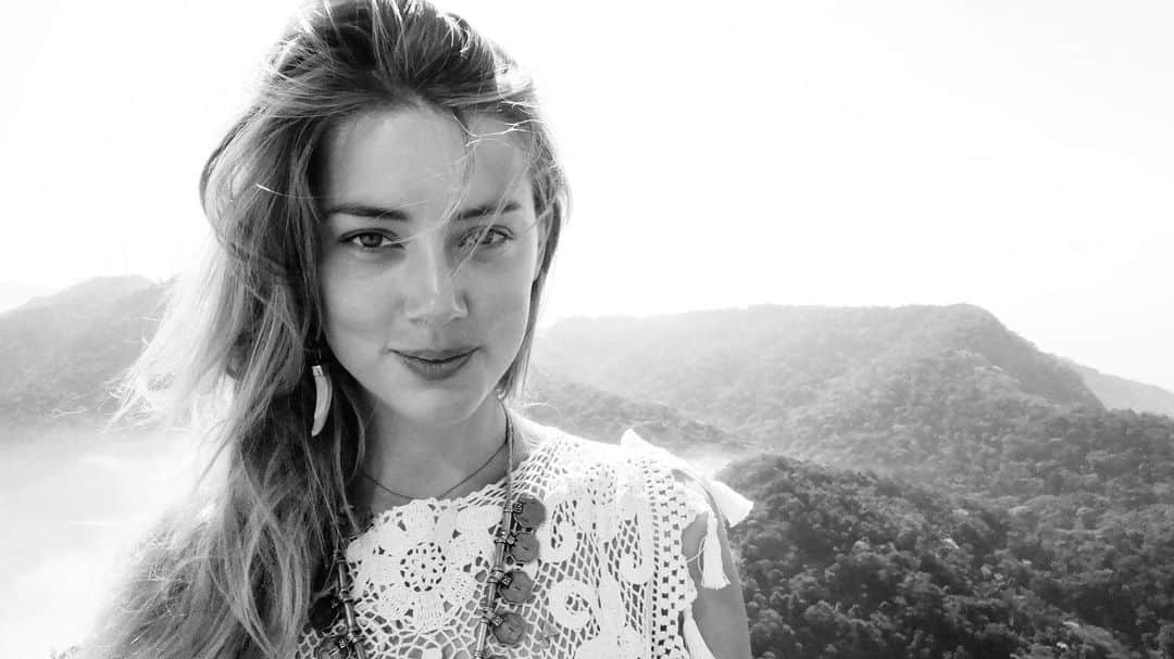 アンバー・ハードさんのインスタグラム写真 - (アンバー・ハードInstagram)「Soaking up the LA sunshine ☀️」4月18日 6時00分 - amberheard