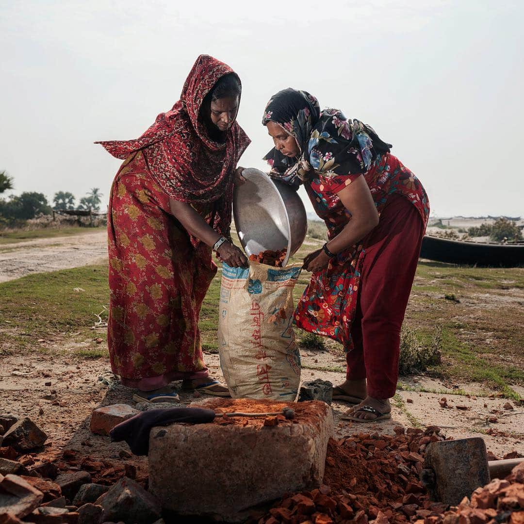 ニューヨーク・タイムズさんのインスタグラム写真 - (ニューヨーク・タイムズInstagram)「Researchers warn that within a few decades, Bangladesh may lose more than 10% of its land to rising sea levels, displacing as many as 18 million people. Decisions to leave coastal communities aren’t really decisions at all. Families leave because there are no other options. There is no work. There are no homes. Over the past decade, an average of 700,000 Bangladeshis a year migrated because of natural disasters, moving to Dhaka to live in sprawling slums as climate refugees. The sisters Kulsum and Komola Begum have managed to forge opportunity from disaster, making a living scavenging bricks, which they sell to construction workers for roughly $1.40 a sack. ‘‘When we were young, the old people used to say that the sea was very far from here,’’ Komola said. ‘‘They packed up their meals and walked their way to the sea. But now you can reach it in no time.’’ @andrea_frazzetta shot these photos for @nytmag’s climate issue. Visit the link in profile to read more.」4月18日 6時08分 - nytimes