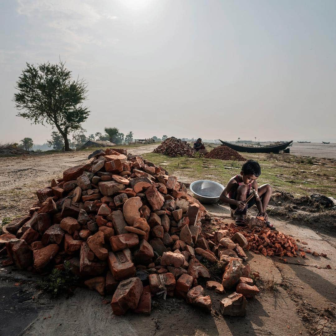 ニューヨーク・タイムズさんのインスタグラム写真 - (ニューヨーク・タイムズInstagram)「Researchers warn that within a few decades, Bangladesh may lose more than 10% of its land to rising sea levels, displacing as many as 18 million people. Decisions to leave coastal communities aren’t really decisions at all. Families leave because there are no other options. There is no work. There are no homes. Over the past decade, an average of 700,000 Bangladeshis a year migrated because of natural disasters, moving to Dhaka to live in sprawling slums as climate refugees. The sisters Kulsum and Komola Begum have managed to forge opportunity from disaster, making a living scavenging bricks, which they sell to construction workers for roughly $1.40 a sack. ‘‘When we were young, the old people used to say that the sea was very far from here,’’ Komola said. ‘‘They packed up their meals and walked their way to the sea. But now you can reach it in no time.’’ @andrea_frazzetta shot these photos for @nytmag’s climate issue. Visit the link in profile to read more.」4月18日 6時08分 - nytimes