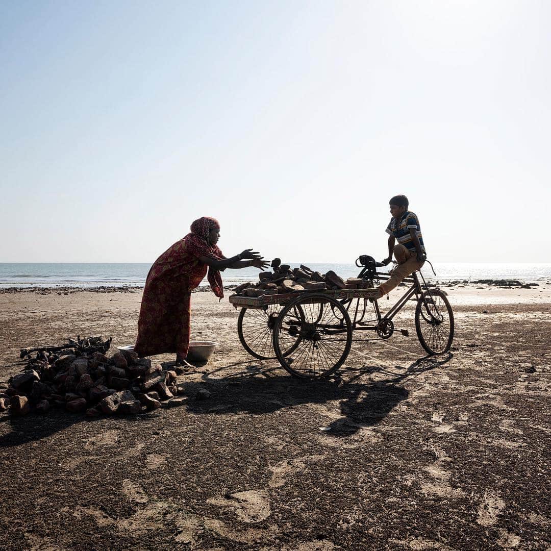 ニューヨーク・タイムズさんのインスタグラム写真 - (ニューヨーク・タイムズInstagram)「Researchers warn that within a few decades, Bangladesh may lose more than 10% of its land to rising sea levels, displacing as many as 18 million people. Decisions to leave coastal communities aren’t really decisions at all. Families leave because there are no other options. There is no work. There are no homes. Over the past decade, an average of 700,000 Bangladeshis a year migrated because of natural disasters, moving to Dhaka to live in sprawling slums as climate refugees. The sisters Kulsum and Komola Begum have managed to forge opportunity from disaster, making a living scavenging bricks, which they sell to construction workers for roughly $1.40 a sack. ‘‘When we were young, the old people used to say that the sea was very far from here,’’ Komola said. ‘‘They packed up their meals and walked their way to the sea. But now you can reach it in no time.’’ @andrea_frazzetta shot these photos for @nytmag’s climate issue. Visit the link in profile to read more.」4月18日 6時08分 - nytimes