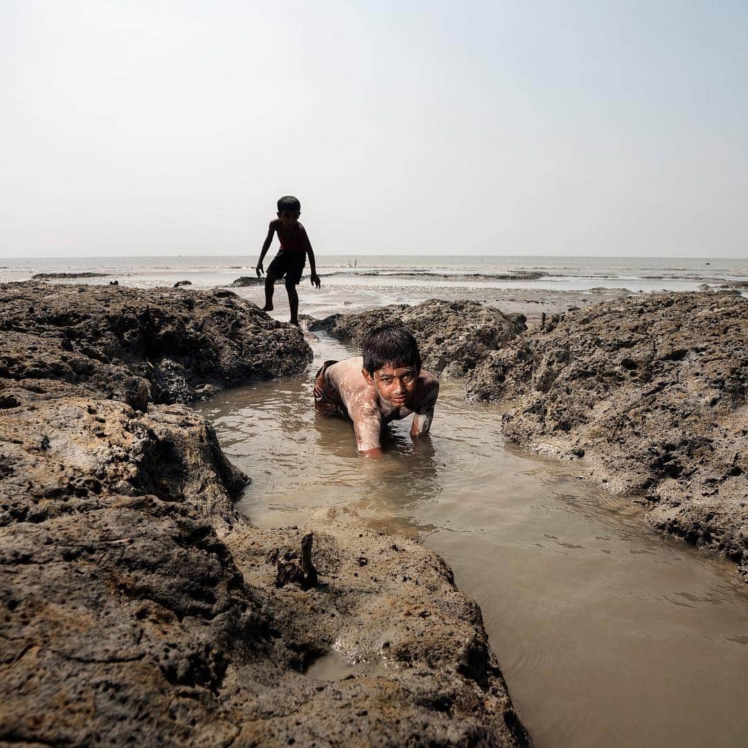 ニューヨーク・タイムズさんのインスタグラム写真 - (ニューヨーク・タイムズInstagram)「Researchers warn that within a few decades, Bangladesh may lose more than 10% of its land to rising sea levels, displacing as many as 18 million people. Decisions to leave coastal communities aren’t really decisions at all. Families leave because there are no other options. There is no work. There are no homes. Over the past decade, an average of 700,000 Bangladeshis a year migrated because of natural disasters, moving to Dhaka to live in sprawling slums as climate refugees. The sisters Kulsum and Komola Begum have managed to forge opportunity from disaster, making a living scavenging bricks, which they sell to construction workers for roughly $1.40 a sack. ‘‘When we were young, the old people used to say that the sea was very far from here,’’ Komola said. ‘‘They packed up their meals and walked their way to the sea. But now you can reach it in no time.’’ @andrea_frazzetta shot these photos for @nytmag’s climate issue. Visit the link in profile to read more.」4月18日 6時08分 - nytimes
