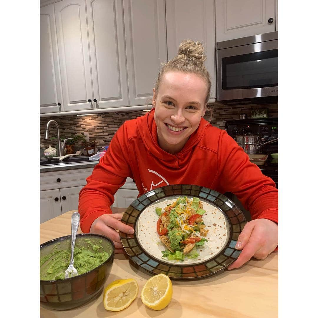 エリー・ブラックさんのインスタグラム写真 - (エリー・ブラックInstagram)「Pro tip: If you make it at home, guac isn’t extra…. As you can see, I took full advantage of that fact! When your meal plan says to eat chicken four times a week, you have to start getting creative. Sauces can only take you so far. Enter, my favourite chicken fajita recipe. Avocado, spiced chicken, bell peppers, onion, lettuce and cheese all perfectly combined for a protein packed punch. I want to know what your favourite fajita toppings are! Post in the comments what I should add to my next Mexican feast. #EatingWithEllie _________ Ingredients _________ . •  4 tablespoons canola oil, divided • 2 tablespoons lemon juice • 1-1/2 teaspoons seasoned salt • 1-1/2 teaspoons dried oregano • 1-1/2 teaspoons ground cumin • 1 teaspoon garlic powder • 1/2 teaspoon chili powder • 1/2 teaspoon paprika • 1/2 teaspoon crushed red pepper flakes, optional • 1-1/2 pounds boneless skinless chicken breast, cut into thin strips • 1/2 medium sweet red pepper, julienned • 1/2 medium green pepper, julienned • 4 green onions, thinly sliced • 1/2 cup chopped onion • 6 flour tortillas (8 inches), warmed • Shredded cheddar cheese, taco sauce, salsa, guacamole and sour cream, optional . __________ Instructions __________ • In a large bowl, combine 2 tablespoons oil, lemon juice and seasonings; add the chicken. Turn to coat; cover. Refrigerate for 1-4 hours. • In a large skillet, saute peppers and onions in remaining oil until crisp-tender. Remove and keep warm. • Drain chicken, discarding marinade. In the same skillet, cook chicken over medium-high heat for 5-6 minutes or until no longer pink. Return pepper mixture to pan; heat through. • Spoon filling down the center of tortillas; fold in half. Serve with toppings as desired.」4月18日 6時11分 - ellieblack_