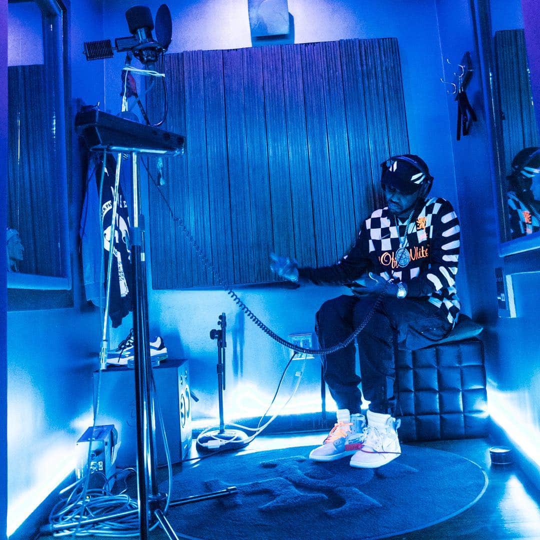 ファボラスのインスタグラム：「Hussle & Motivate 🏁💙 [shot by @artlikeus]  #Studio」
