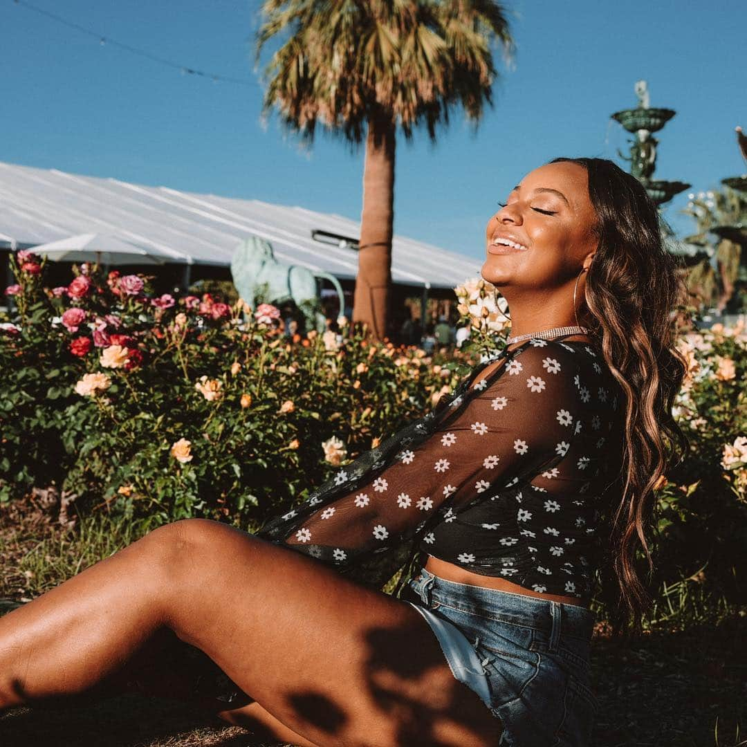 Nia Sioux Frazierさんのインスタグラム写真 - (Nia Sioux FrazierInstagram)「Still dreaming of the desert 🌵☁️Do you prefer hot or cold weather?⬇️」4月18日 6時15分 - niasioux