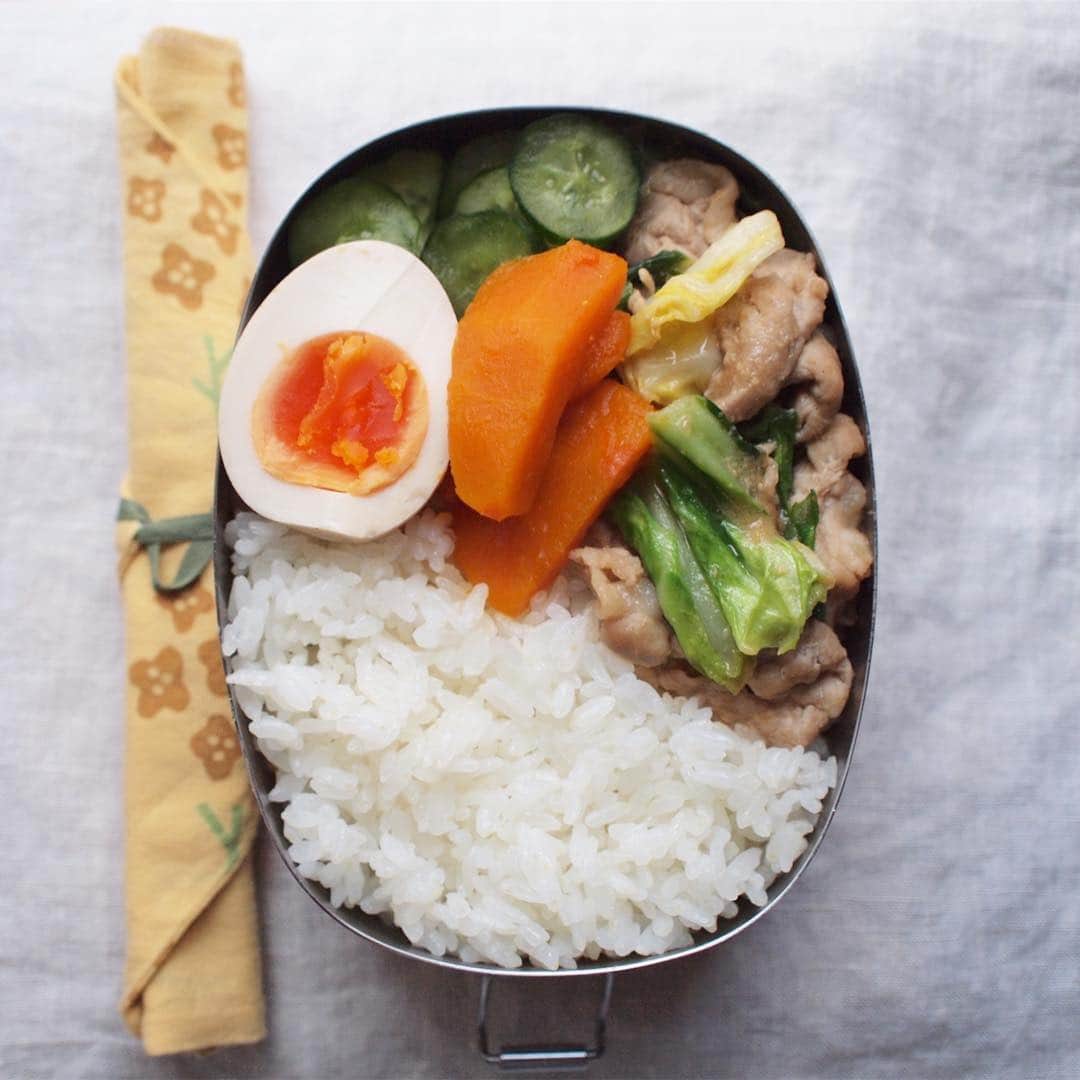 Rocoさんのインスタグラム写真 - (RocoInstagram)「04.18 豚肉と春キャベツの生姜味噌炒め、かぼちゃの煮物、ゆで卵、塩もみきゅうり、ごはん  #roco弁 #お弁当 #高校生弁当 #高1男子弁当 #obento #bento #sensedemasaki #手ぬぐい #箸入れ  息子、軽音楽部に入部を決めました🎸 高校生活、なんだか楽しくなりそうだね🎵 頑張れ、息子✨」4月18日 6時17分 - rororo_roco