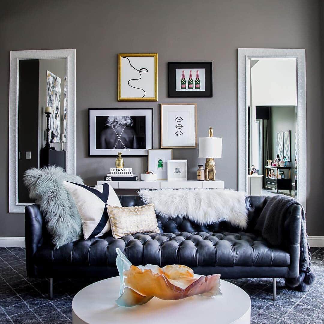 west elmさんのインスタグラム写真 - (west elmInstagram)「Loving this luxe living room in the home of designer @kelly.e.stone 🖤🖤🖤 the licorice-colored Modern Chesterfield! 📸: @lejazmyn #luxelivingroom #blacklicorice #moderninspo #adultinginteriors #sofaenvy #mywestelm」4月18日 6時23分 - westelm
