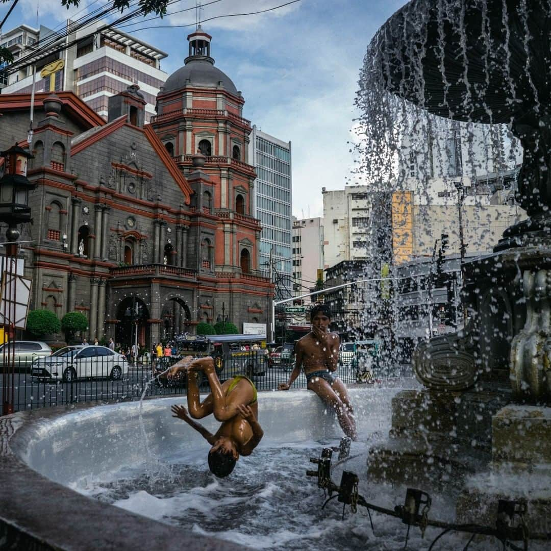 ナショナルジオグラフィックさんのインスタグラム写真 - (ナショナルジオグラフィックInstagram)「Photo by Hannah ReyesMorales @hannahreyesmorales | Children play in the water fountain by Binondo Church, originally built by the Spanish to serve Chinese converts to Christianity in Manila, Philippines. The Philippines was colonized by the Spanish for more than three centuries, and our colonial past continues to manifest itself in our complex present. For more photographs and stories, please follow me @hannahreyesmorales」4月18日 6時38分 - natgeo