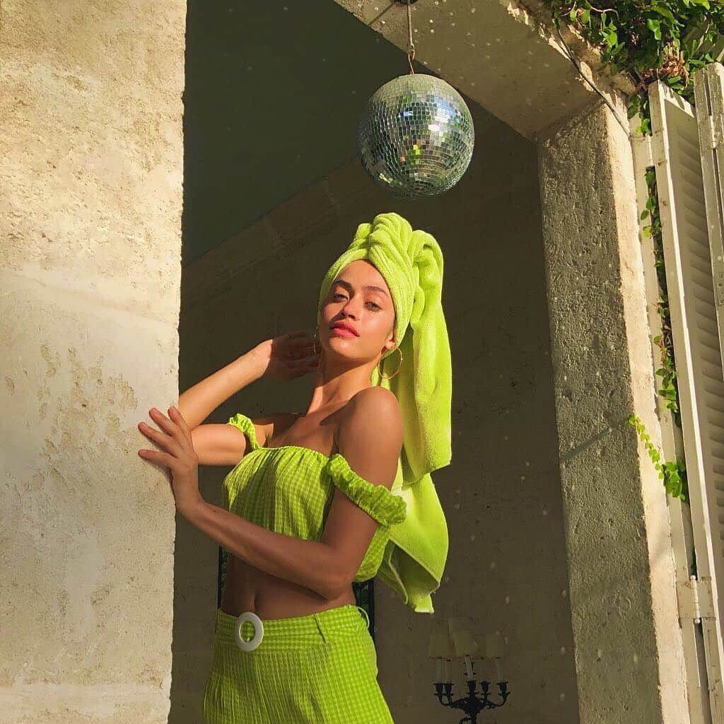 Vogue Beautyさんのインスタグラム写真 - (Vogue BeautyInstagram)「It's always the right time for a disco ball moment. #regram @alannaarrington」4月18日 6時36分 - voguebeauty