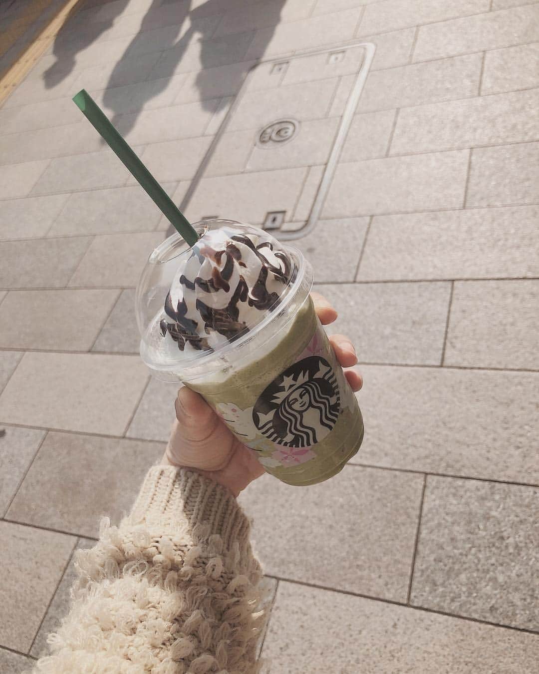 柏山奈々美さんのインスタグラム写真 - (柏山奈々美Instagram)「今日は暑かったなぁ。。 気温差すごすぎ。  スタバの抹茶フラペチーノにエクストラホイップ、チョコソース追加が好き〜。 いちごの新作も飲みたい。。 #スタバ #スタバカスタム #starbucks」4月18日 17時34分 - nanamikashiyama