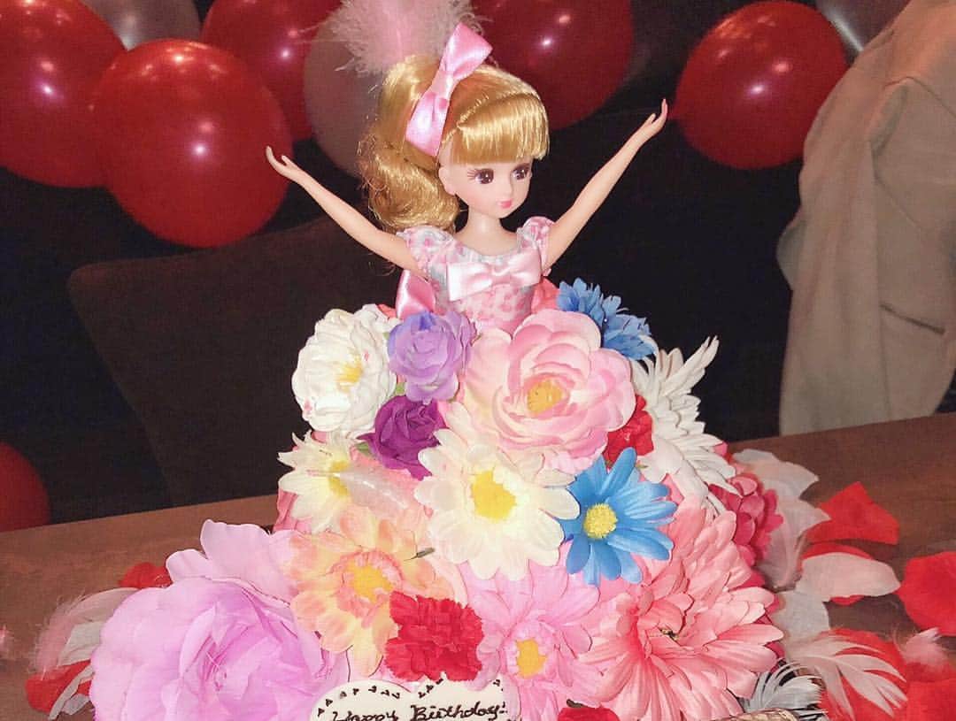 吉川ちえさんのインスタグラム写真 - (吉川ちえInstagram)「昨日はりなちゃんの誕生日会💘でした👼✨ サプライズ成功～✊アンクのみんなとお祝いしたよん🐵💓 . Ｉ♥️さくりなTシャツかわいい🥺💕一体感でるよね💋 . 誕生日ケーキは @clussycake のBarbieケーキ🍰💗かわいすぎるっ🤩❣️ . その後は新宿のAXISにいったら 更にお店の方からサプライズが🤣💘りなちゃん愛されてるっ👼✨ . 昨日は本当にお祝いできて 良かったし楽しかったな👅❤️❤️ . #birthday #誕生日会」4月18日 17時27分 - yoshikawachie_16