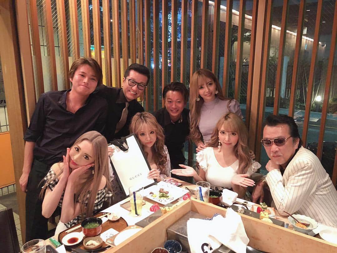 吉川ちえさんのインスタグラム写真 - (吉川ちえInstagram)「昨日はりなちゃんの誕生日会💘でした👼✨ サプライズ成功～✊アンクのみんなとお祝いしたよん🐵💓 . Ｉ♥️さくりなTシャツかわいい🥺💕一体感でるよね💋 . 誕生日ケーキは @clussycake のBarbieケーキ🍰💗かわいすぎるっ🤩❣️ . その後は新宿のAXISにいったら 更にお店の方からサプライズが🤣💘りなちゃん愛されてるっ👼✨ . 昨日は本当にお祝いできて 良かったし楽しかったな👅❤️❤️ . #birthday #誕生日会」4月18日 17時27分 - yoshikawachie_16