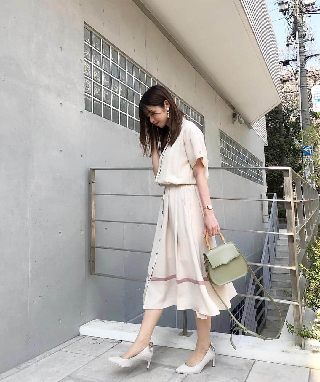 haruru0724さんのインスタグラム写真 - (haruru0724Instagram)「#code . . @stylebar.jp のワンピース👗 これほんと可愛くて お気に入りすぎる♡♡ . . . ワンピース…#stylebarjp バッグ…#reedit シューズ…#sesto ピアス… @paulownia.k . . . 靴は @sesto_shoes ❤︎ 後ろについてる パイソン柄のリボンが可愛い🎀 . . . #stylebarstyle #emmataylorny #ママコーデ #ママファッション #シンプルコーデ #大人可愛い #大人カジュアル #プチプラコーデ #きれいめコーデ #今日のコーデ #着回しコーデ #コーデ #30代コーデ #mamagirl #locari #ponte_fashion #mineby3mootd #partegram #カベジョ #おしゃれさんと繋がりたい #シャツワンピース #大人女子コーデ #セミロング #ワンピースコーデ」4月18日 17時29分 - haruru0724