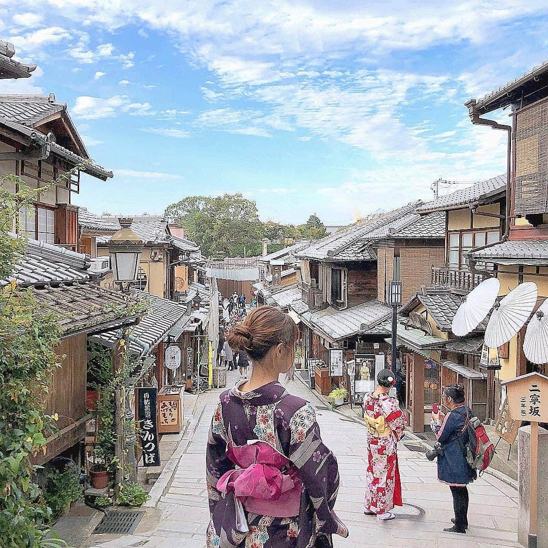 ピーチ・アビエーションさんのインスタグラム写真 - (ピーチ・アビエーションInstagram)「街歩きが楽しい、心地よい季節が到来しましたね😋 . 町屋の風情を感じられる京都の中でも、空と家々の美しいコントラストが見渡せる二寧坂でパチリ📸 . . . . . . . . . . . . . . . . . . . . . . . . . . . . . . . . . . . . Place▶ #kyoto #二寧坂 Photo by▶ @miho_0608 OOKINI!! . . . . . . . . . . . . . . . . . . . . . . . . . . . . . . . . . . . . Peachでは各就航地で撮影された皆さまのお写真を Instagramでご紹介させていただいています✨ . #fly_peach #ninenzaka #visitkyoto  #beautifulkyoto #kimono #京都観光 #二年坂 #祇園 #京都散歩」4月18日 17時30分 - flypeach