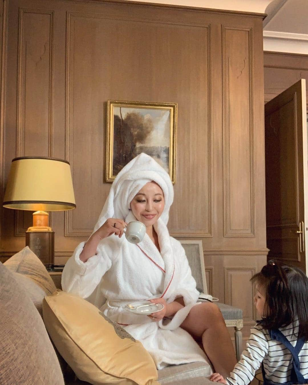 PINKYさんのインスタグラム写真 - (PINKYInstagram)「Plaza Athenee Paris🌹🇫🇷 . 今回のパリ滞在で宿泊したプラザアテネが素敵すぎて🏨✨ . 素晴らしいホスピタリティや素敵なお部屋は勿論のこと、中庭で開催されていた“Femmes je vous aime”の期間中で、女性をテーマにした素敵なアート作品を眺めることができたのも嬉しかった💋 . 最高の場所に滞在できて幸せでした❤️ . またパリを訪問する際は是非、再訪したい🌹✨ ・・・ ・・・ #love #happy #family #babygirl  #momlife #mamalife #husbandandwife #parentslife #DCmoments #plazaathenee #plazaAtheneeparis #Femmesjevousaime」4月18日 15時59分 - shanti_pinky_shanti