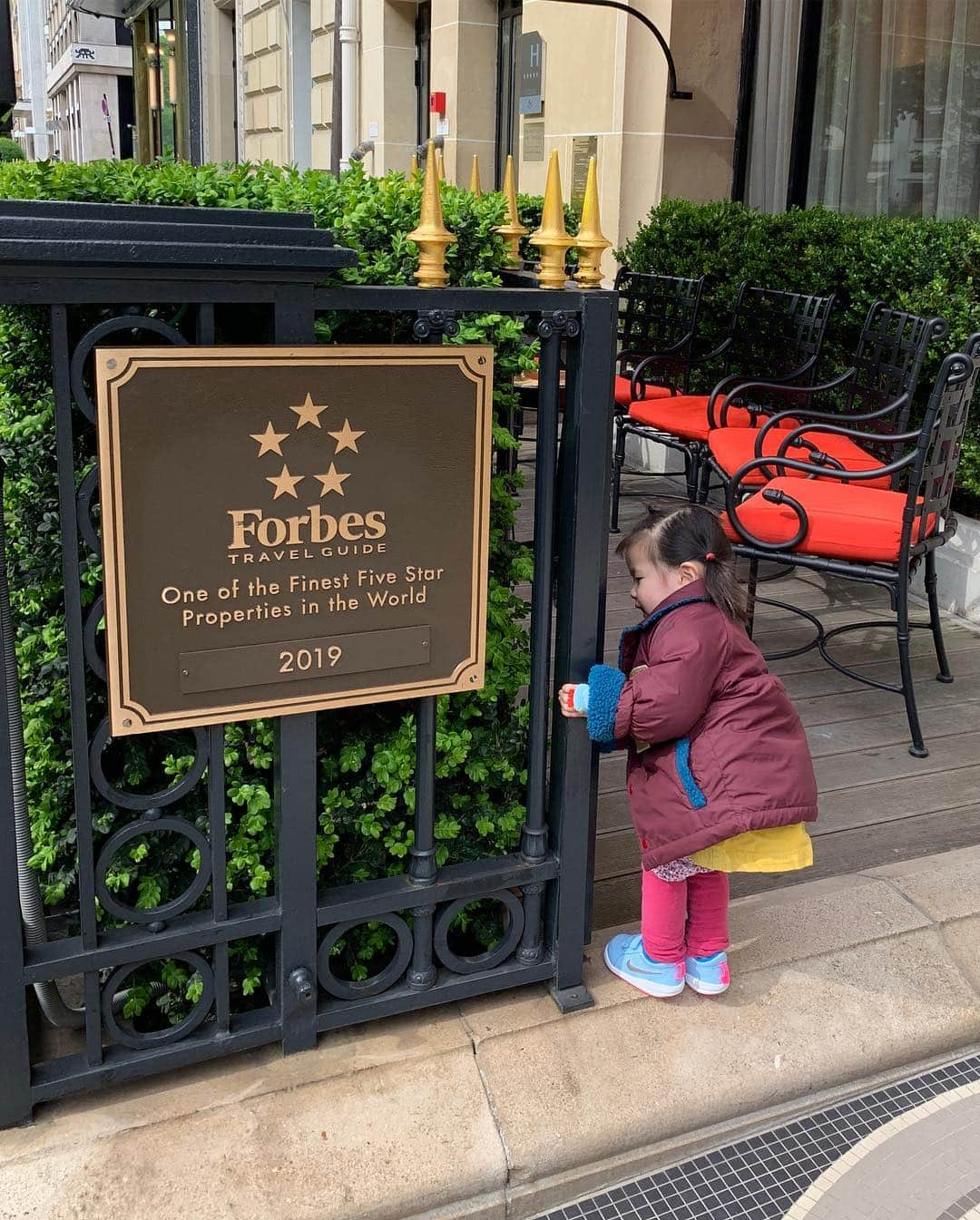 PINKYさんのインスタグラム写真 - (PINKYInstagram)「Plaza Athenee Paris🌹🇫🇷 . 今回のパリ滞在で宿泊したプラザアテネが素敵すぎて🏨✨ . 素晴らしいホスピタリティや素敵なお部屋は勿論のこと、中庭で開催されていた“Femmes je vous aime”の期間中で、女性をテーマにした素敵なアート作品を眺めることができたのも嬉しかった💋 . 最高の場所に滞在できて幸せでした❤️ . またパリを訪問する際は是非、再訪したい🌹✨ ・・・ ・・・ #love #happy #family #babygirl  #momlife #mamalife #husbandandwife #parentslife #DCmoments #plazaathenee #plazaAtheneeparis #Femmesjevousaime」4月18日 15時59分 - shanti_pinky_shanti