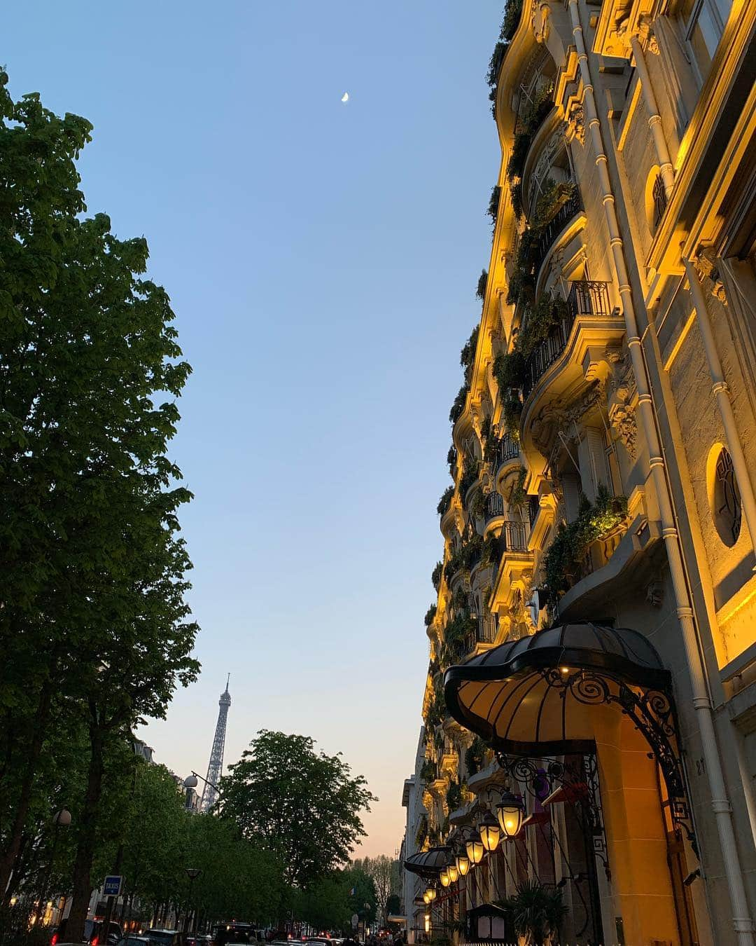 PINKYさんのインスタグラム写真 - (PINKYInstagram)「Plaza Athenee Paris🌹🇫🇷 . 今回のパリ滞在で宿泊したプラザアテネが素敵すぎて🏨✨ . 素晴らしいホスピタリティや素敵なお部屋は勿論のこと、中庭で開催されていた“Femmes je vous aime”の期間中で、女性をテーマにした素敵なアート作品を眺めることができたのも嬉しかった💋 . 最高の場所に滞在できて幸せでした❤️ . またパリを訪問する際は是非、再訪したい🌹✨ ・・・ ・・・ #love #happy #family #babygirl  #momlife #mamalife #husbandandwife #parentslife #DCmoments #plazaathenee #plazaAtheneeparis #Femmesjevousaime」4月18日 15時59分 - shanti_pinky_shanti