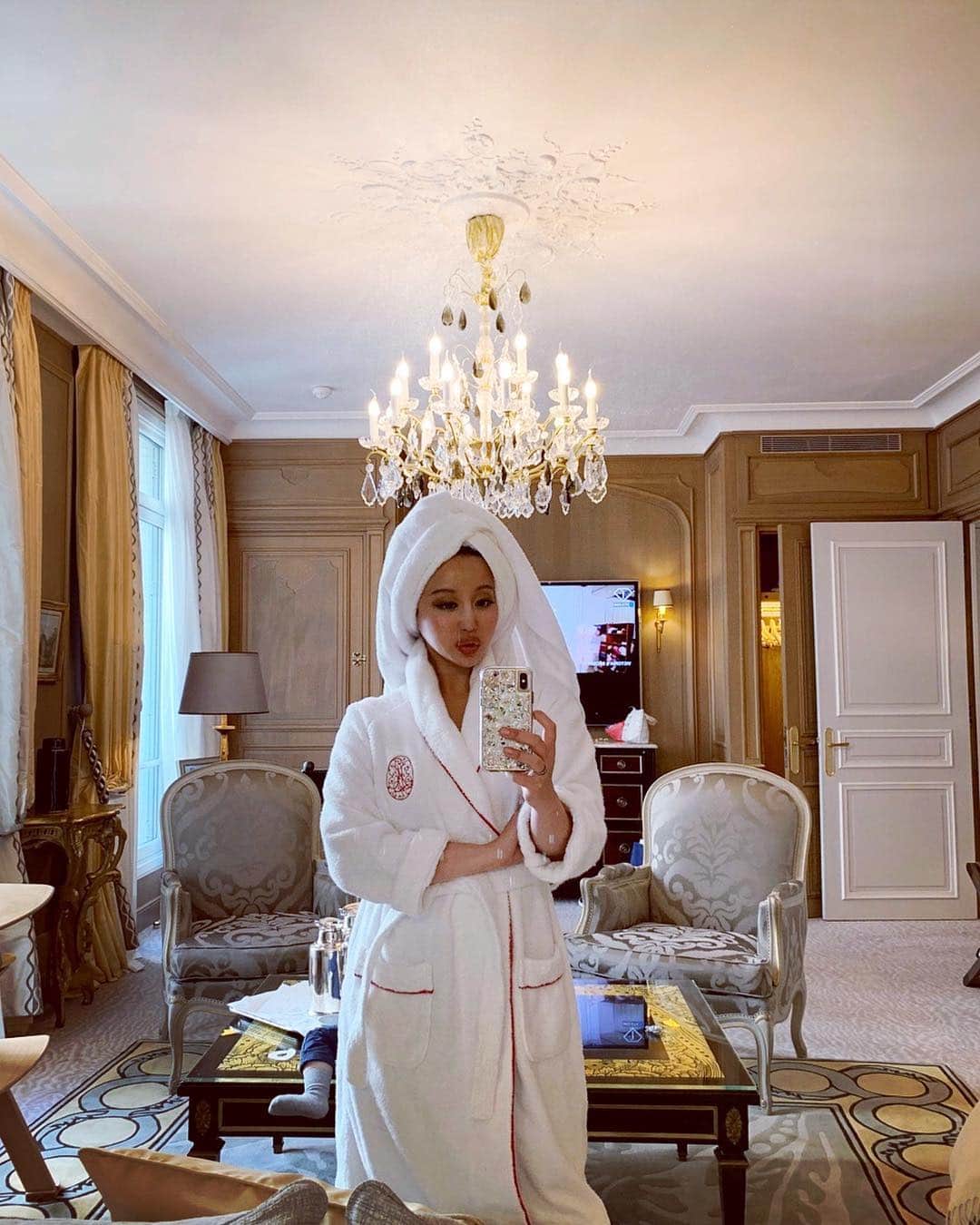 PINKYのインスタグラム：「Plaza Athenee Paris🌹🇫🇷 . 今回のパリ滞在で宿泊したプラザアテネが素敵すぎて🏨✨ . 素晴らしいホスピタリティや素敵なお部屋は勿論のこと、中庭で開催されていた“Femmes je vous aime”の期間中で、女性をテーマにした素敵なアート作品を眺めることができたのも嬉しかった💋 . 最高の場所に滞在できて幸せでした❤️ . またパリを訪問する際は是非、再訪したい🌹✨ ・・・ ・・・ #love #happy #family #babygirl  #momlife #mamalife #husbandandwife #parentslife #DCmoments #plazaathenee #plazaAtheneeparis #Femmesjevousaime」