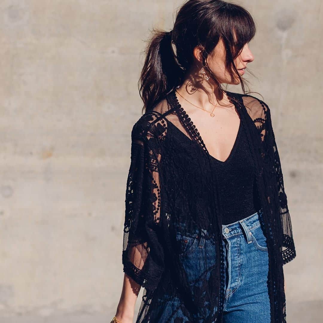 のインスタグラム：「The long weekend is SO nearly here! Celebrate in summery style with our Jaki lace kimono (🔍: 6975930350, also available in cream). Inject a little of that festival vibe into your everyday looks just like @rosieannbutcher. Tap the link in our bio to shop. #Accessorizer #Accessorize」