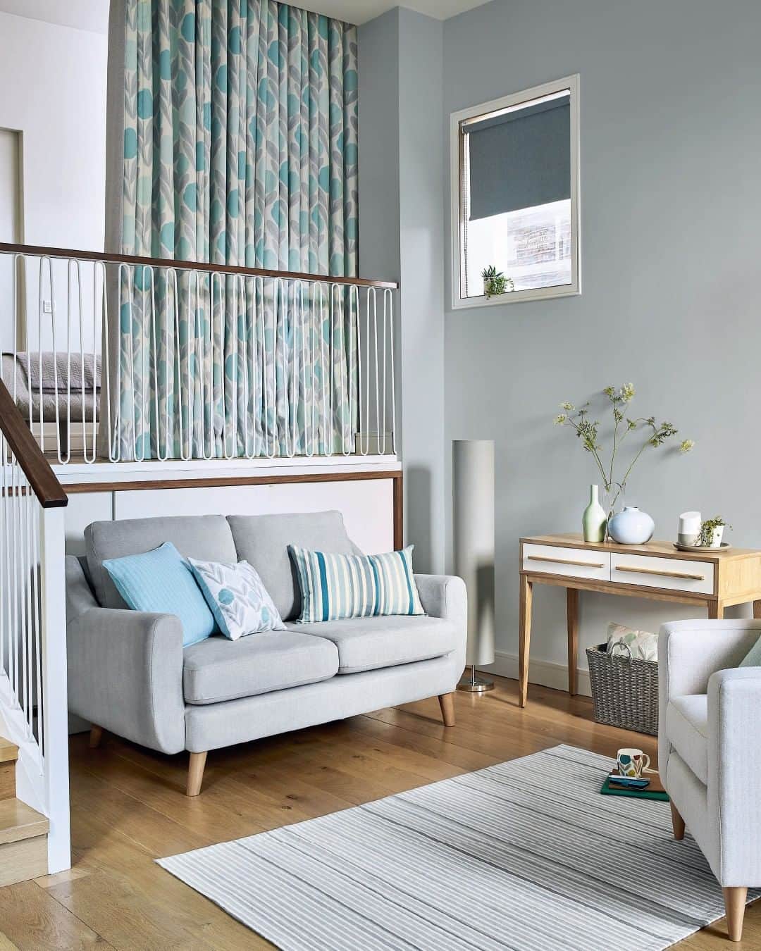 ローラアシュレイのインスタグラム：「A versatile shade means ultimate creativity. Humble grey takes a back-seat to other colours and gives them a base to shine ✨what better excuse to switch up your soft furnishings to suit the season!?」