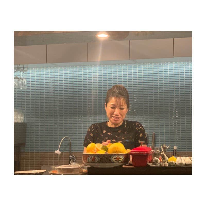 市橋有里さんのインスタグラム写真 - (市橋有里Instagram)「先日、宮崎を訪れたときに購入した #HYUGARASHI アジアンな味付けにぴったりです♪うっかりパクチーを忘れてしまい緑をクレソンで補ったけれど、パクチー好きなら山盛り乗せるべし😋銀座のお母さん(笑)高校の同級生のお店で食べた人参とアボカドのサラダが美味しかったので、ナンプラーと砂糖、タイの干しエビなどの調味料で味付けしてHYUGARASHI をたらり。 これから暑くなる季節にも活躍しそうな調味料です🌶 ・ #日向 #宮崎  #hyugarashi  #spicy  #ethnic  #小料理屋あり」4月18日 16時24分 - ariichihashi