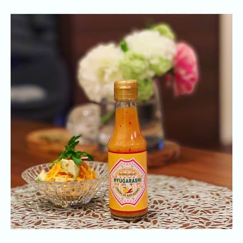 市橋有里のインスタグラム：「先日、宮崎を訪れたときに購入した #HYUGARASHI アジアンな味付けにぴったりです♪うっかりパクチーを忘れてしまい緑をクレソンで補ったけれど、パクチー好きなら山盛り乗せるべし😋銀座のお母さん(笑)高校の同級生のお店で食べた人参とアボカドのサラダが美味しかったので、ナンプラーと砂糖、タイの干しエビなどの調味料で味付けしてHYUGARASHI をたらり。 これから暑くなる季節にも活躍しそうな調味料です🌶 ・ #日向 #宮崎  #hyugarashi  #spicy  #ethnic  #小料理屋あり」